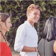 Soy Enzo, estudiante en la universidad europea de madrid, soy nativo francés y ofrece clases de francés. Puedo ayudarte con esa idioma conversando y enseñándote le más importante